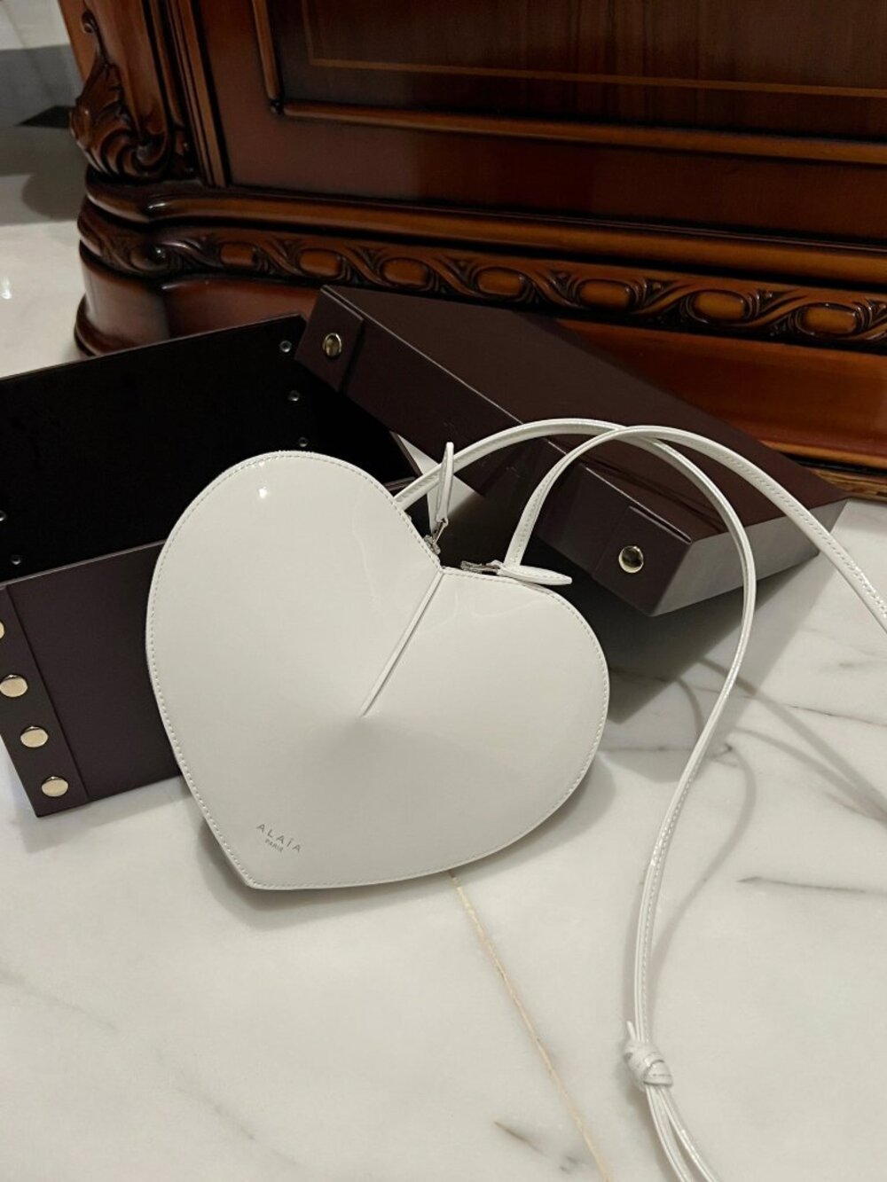 ALAÏA White Patent Leather Heart Crossbody Bag - Picture 2 of 7
